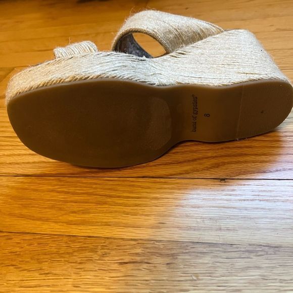Gently used Band of Gypsies 4 inch Wedges Size 8 - good condition! - Picture 4 of 6
